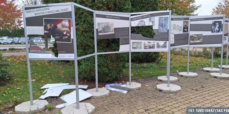 Połaniec. To czternastolatkowie zniszczyli wystawę przed biblioteką