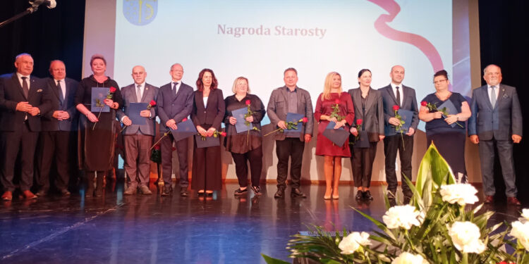 Stalowa Wola: Powiat rozdał nagrody dla nauczycieli i stypendia dla uczniów