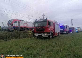Tarnobrzeg. Auto wjechało pod pociąg