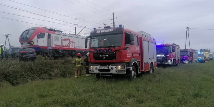 Tarnobrzeg. Auto wjechało pod pociąg