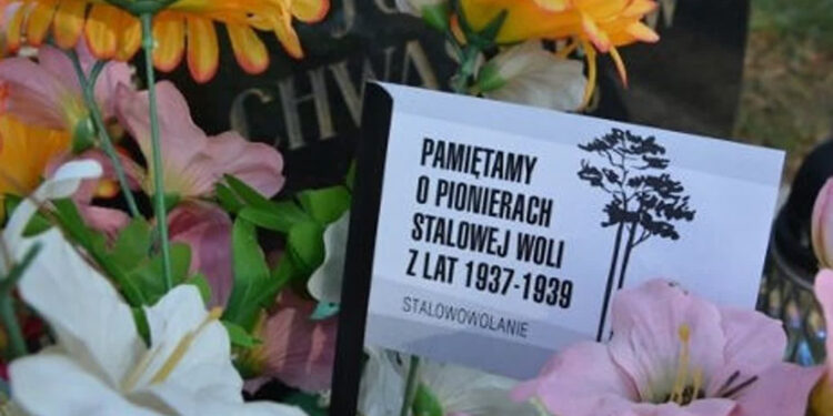 Stalowa Wola: Chorągiewki pamięci po raz 10. ozdobiły groby Pionierów