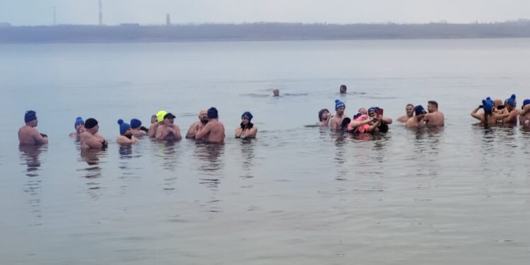 Tarnobrzeg: Zimnolubni rozpoczynają kąpiele