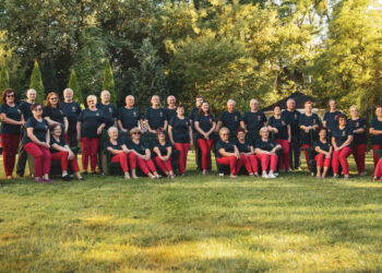 Dyrygent Chóru Gaude Vitae Ewa Woynarowska, Krystyna Mierzwa członkini chóru i wolontariuszka Fundacji Szeptus Elzbieta Laba