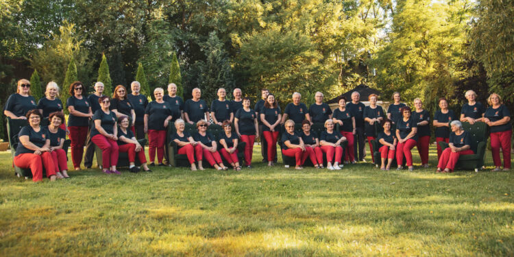 Dyrygent Chóru Gaude Vitae Ewa Woynarowska, Krystyna Mierzwa członkini chóru i wolontariuszka Fundacji Szeptus Elzbieta Laba