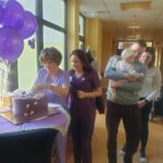 Fioletowy tort i balony na Dzień Wcześniaka w Tarnobrzegu