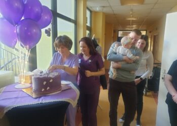 Fioletowy tort i balony na Dzień Wcześniaka w Tarnobrzegu