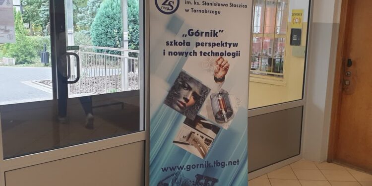 Tarnobrzeg: Atak hakerski na facebookowe konto jednej ze szkół średnich