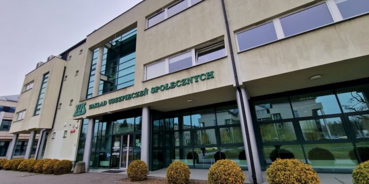 Stalowa Wola: W inspektoracie ZUS o urodzinach, wakacjach składkowych i świadczeniach dla rodzin