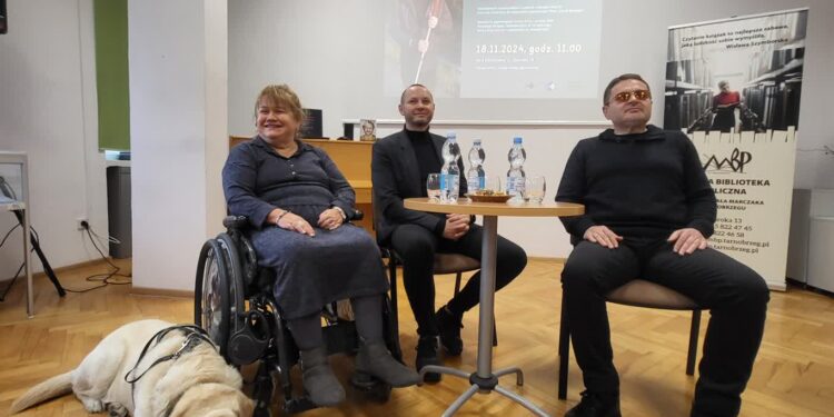 Tarnobrzeg. O życiu, podróżach, pracy i filmie. Maciej Białek gościł w bibliotece