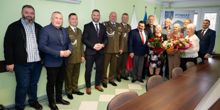 Stalowa Wola: Rodzice otrzymali medale „Za Zasługi dla Obronności Kraju”
