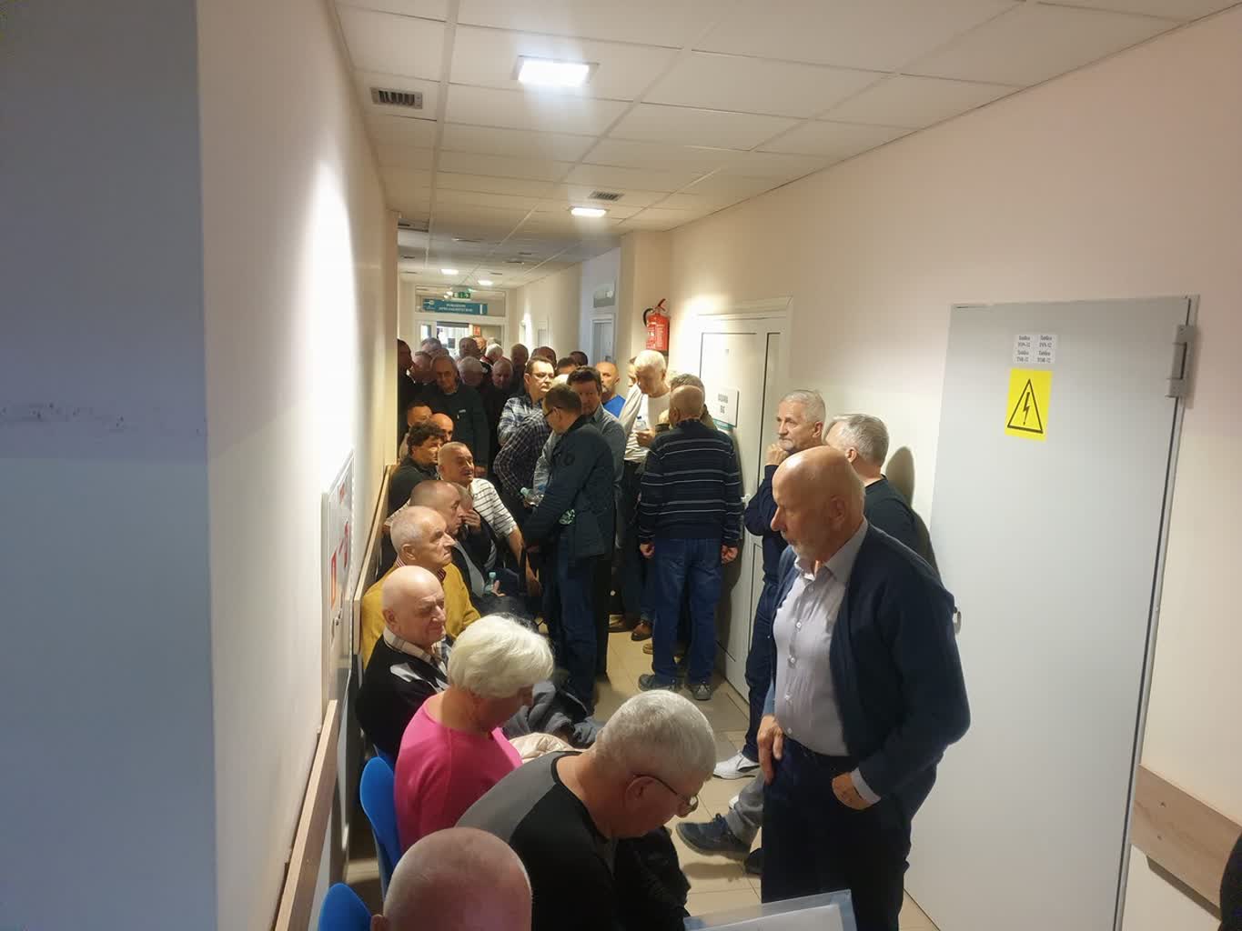 Stanisław i Ryszard korzystają z bezpłatnych badań w Tarnobrzegu podczas akcji profilaktycznej