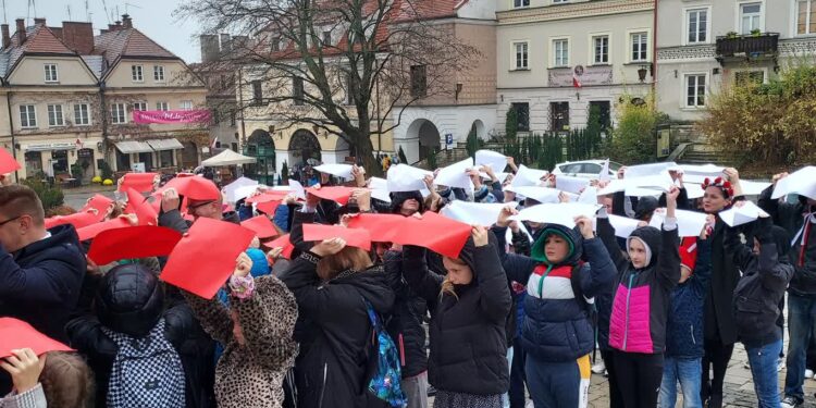 Sandomierz: Na rynku powstanie żywa biało-czerwona flaga