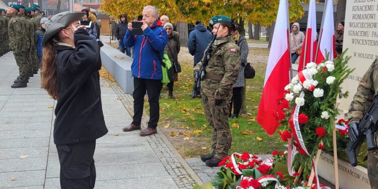 Polscy i amerykańscy żołnierze podczas obchodów Święta Niepodległości w Nowej Dębie