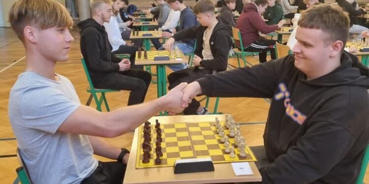 Staszów: Królewska gra łączy młodzież