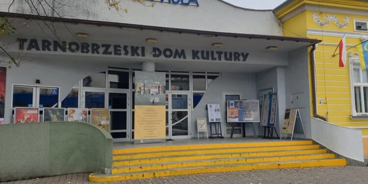 Tarnobrzeg: Dwa domy kultury i wspólny konkurs „Wiersz za wiersz”