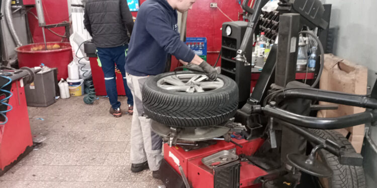 Stalowa Wola: Sezon wymiany opon ruszył z opóźnieniem
