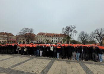 Sandomierz: Żywa flaga na sandomierskim rynku