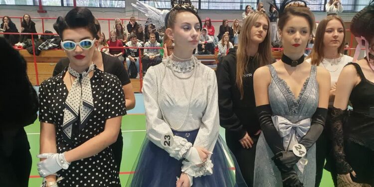 Tarnobrzeg: Fryzury z różnych epok oraz futurystyczne. Międzyszkolny Konkurs Fryzjerski w „Prymasówce”
