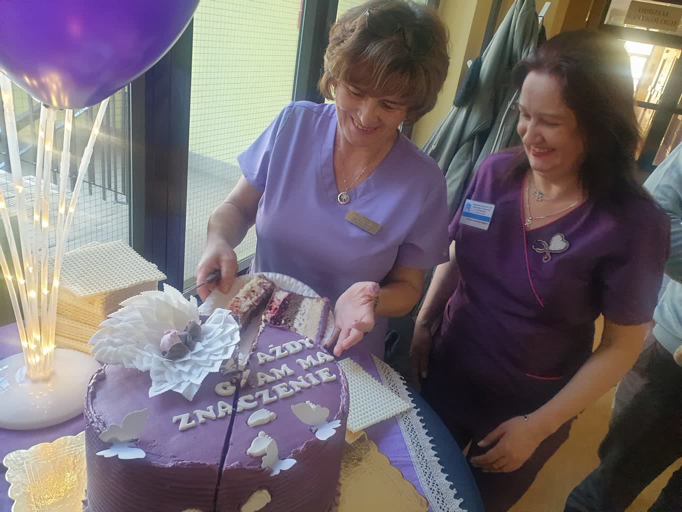 Fioletowy tort i balony na Dzień Wcześniaka w Tarnobrzegu