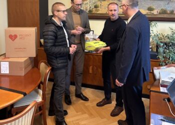 Tarnobrzeg: Sprzęt ratujący życie trafił do szkoły podstawowej i seniorów