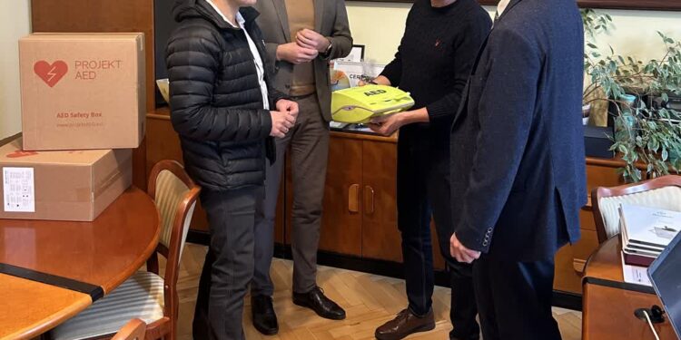 Tarnobrzeg: Sprzęt ratujący życie trafił do szkoły podstawowej i seniorów