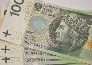 Tarnobrzeg: 43-latek próbował wręczyć łapówkę policjantom, by uniknąć mandatu. Spieszył się na tańce