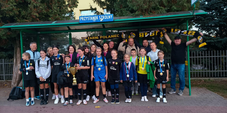 Drużyny z Połańca podczas eliminacji wojewódzkich Z Orlika na Stadion w Sandomierzu