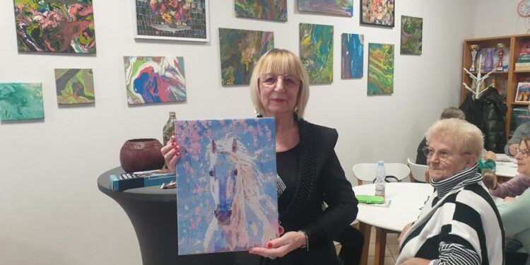 Tarnobrzeg: Obrazy decoupage, wazony w skórze. Oryginalna wystawa w centrum seniora