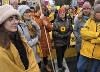 Warszawa: Przedstawiciele Sandomierskiego Centrum Zdrowia Psychicznego oraz Sandomierskiego Stowarzyszenia Rodzin i Przyjaciół Zdrowia Psychicznego „Nadzieja” biorą udział w „żółtym proteście” (FOTORELACJA)