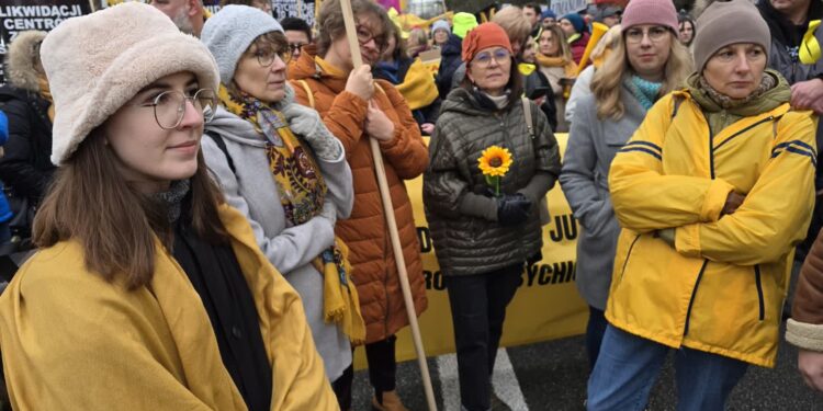 Warszawa: Przedstawiciele Sandomierskiego Centrum Zdrowia Psychicznego oraz Sandomierskiego Stowarzyszenia Rodzin i Przyjaciół Zdrowia Psychicznego „Nadzieja” biorą udział w „żółtym proteście” (FOTORELACJA)