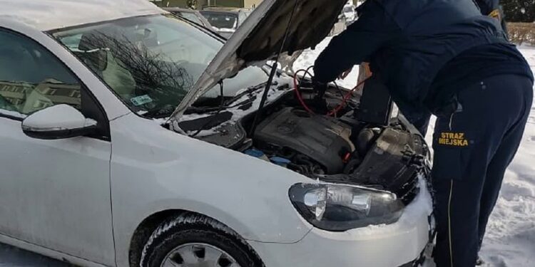 Tarnobrzeg: Strażnicy miejscy pomogą odpalić auto z rozładowanym akumulatorem