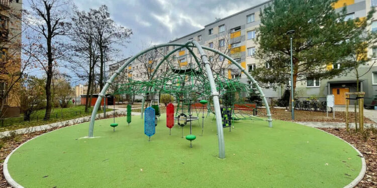 Stalowa Wola: Mieszkańcy z Siedlanowskiego cieszą się zmodernizowanym podwórkiem i parkingiem