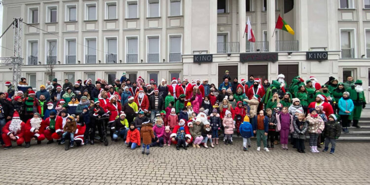 Stalowa Wola: Moto Mikołaje i Zielono – Czarni Mikołaje spotkali się z dziećmi pod MDK