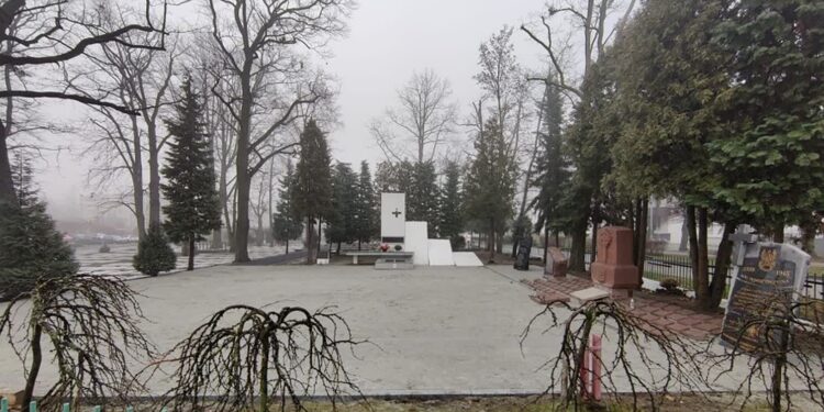Tarnobrzeg: Remont pomnika na cmentarzu wojennym dobiegł końca