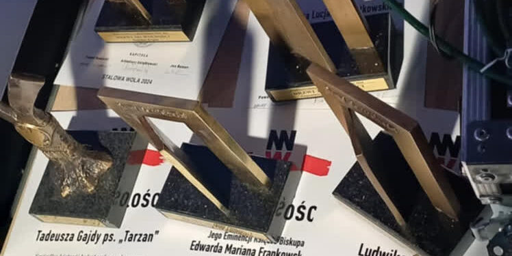 Stalowa Wola: Niepokornym z regionu wręczono Sygnety Wolności i Drzwi do Wolności