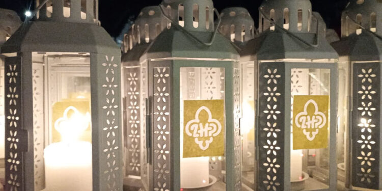 Stalowa Wola: Harcerze przekazali mieszkańcom Betlejemskie Światło Pokoju