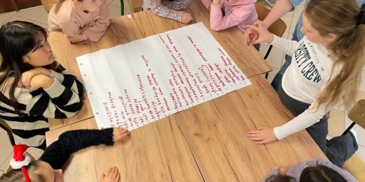 Stalowa Wola: Dyskutowali jak ustrzec nastolatki przed zagrożeniami w sieci