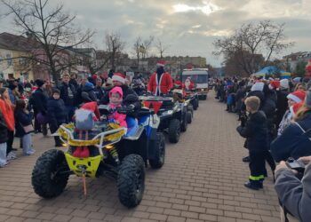 Tarnobrzeg: Głośno, kolorowo i świątecznie. Wyjątkowa XXI Parada Mikołajów