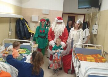 Tarnobrzeg: Święty Mikołaj w Wigilię odwiedził małych pacjentów szpitala