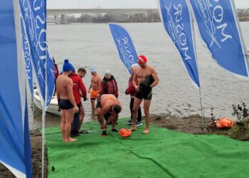 Sandomierz: Lodowate wody Wisły niestraszne uczestnikom VIII Zimowej Przeprawy Wisły Wpław