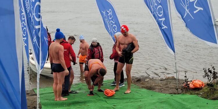 Sandomierz: Lodowate wody Wisły niestraszne uczestnikom VIII Zimowej Przeprawy Wisły Wpław