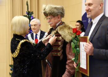 Sandomierz: Karol Bury otrzymał Odznakę Honorową Województwa Świętokrzyskiego