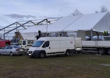 Mielec:Trwa montaż nowego lodowiska