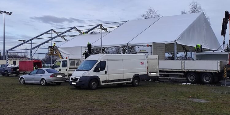 Mielec:Trwa montaż nowego lodowiska