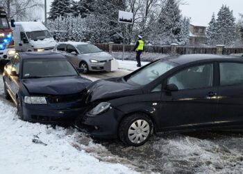 Utrudnienia na DW 777. Czołowe zderzenie pojazdów