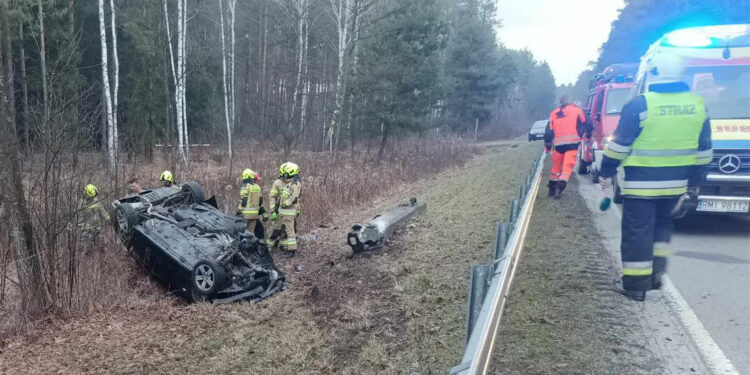 Zaklików: Dachowanie samochodu na drodze wojewódzkiej – utrudnienia