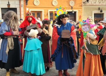 Sandomierz: Tłumy oddały cześć Jezusowi Chrystusowi w Orszaku Trzech Króli (FOTO)