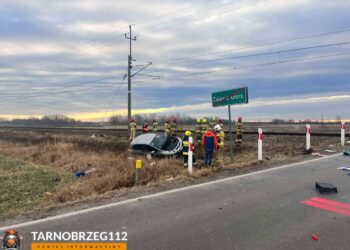 W Zalesiu Gorzyckim samochód wjechał pod pociąg. Kobieta trafiła do szpitala.