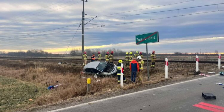 W Zalesiu Gorzyckim samochód wjechał pod pociąg. Kobieta trafiła do szpitala.