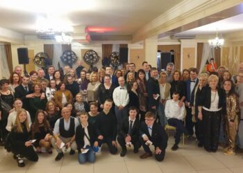 Tarnobrzeg: Znany wokalista spotkał się z podopiecznymi i sympatykami Stowarzyszenia Choinka Życzeń